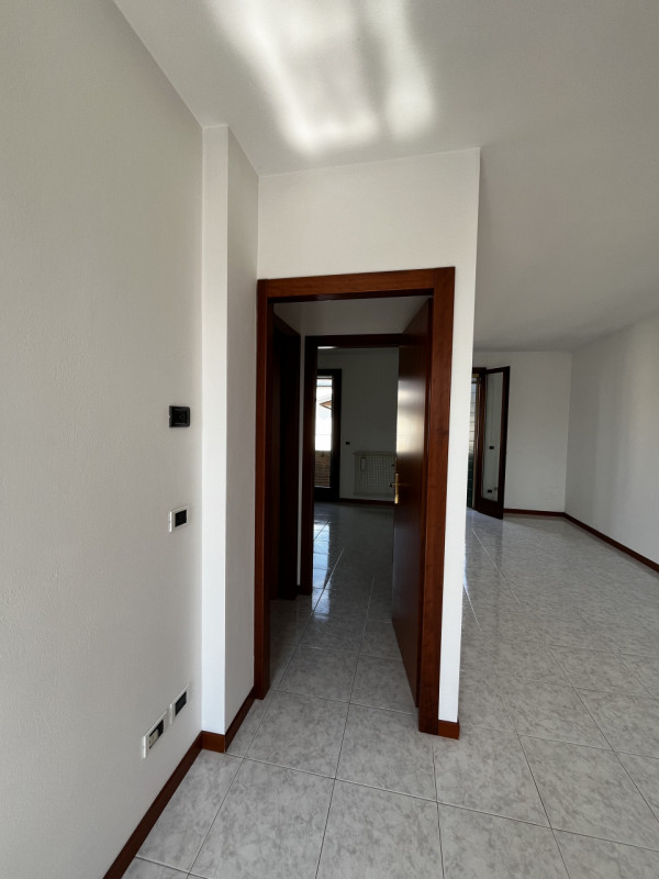 A pochi passi dal centro paese, inserito in un contesto di condominio, appartamento al primo ed u...