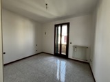 A pochi passi dal centro paese, inserito in un contesto di condominio, appartamento al primo ed u...
