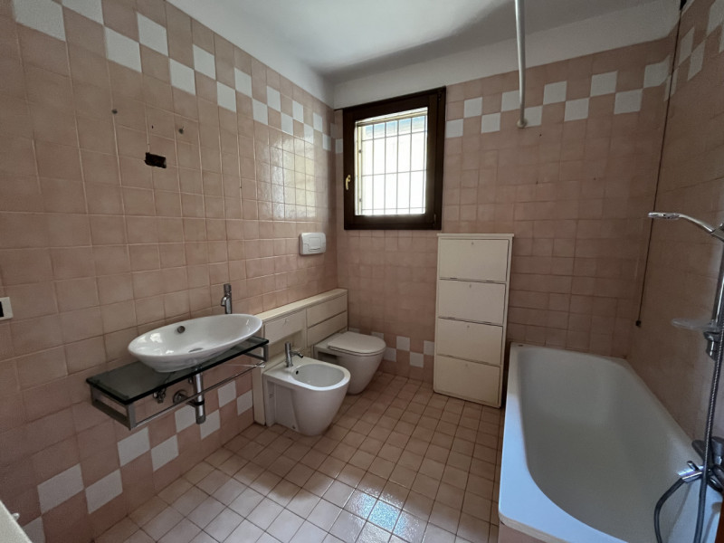 A pochi passi dal centro paese, inserito in un contesto di condominio, appartamento al primo ed u...
