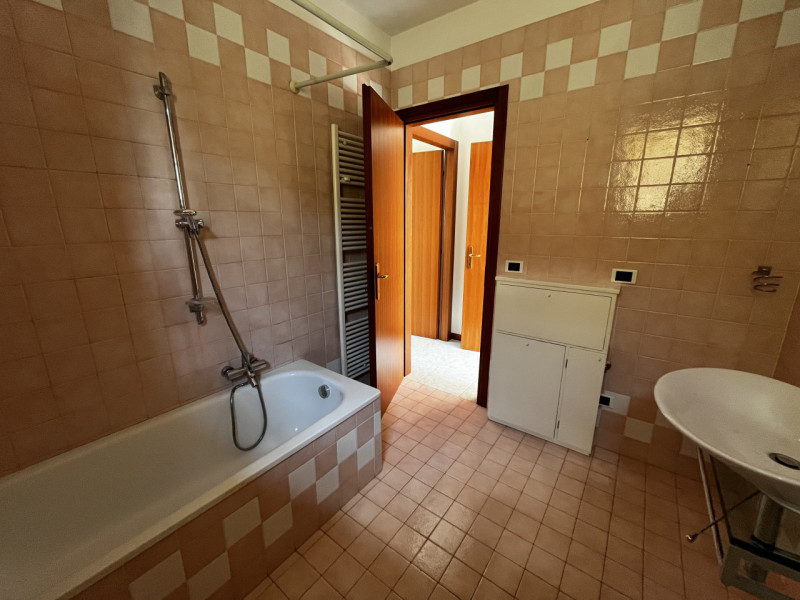 A pochi passi dal centro paese, inserito in un contesto di condominio, appartamento al primo ed u...