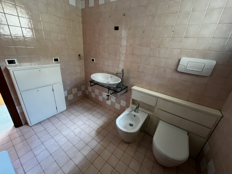 A pochi passi dal centro paese, inserito in un contesto di condominio, appartamento al primo ed u...