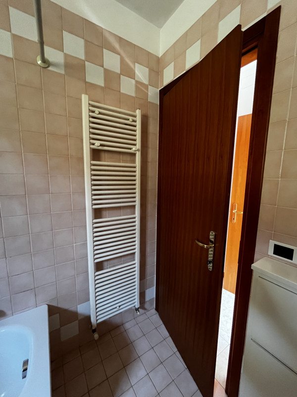 A pochi passi dal centro paese, inserito in un contesto di condominio, appartamento al primo ed u...