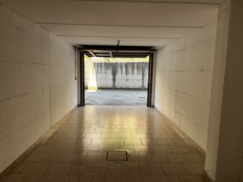 A pochi passi dal centro paese, inserito in un contesto di condominio, appartamento al primo ed u...