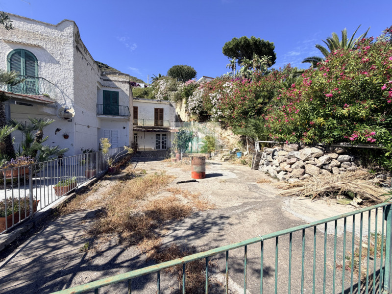 Nel cuore di Sant'Angelo, una delle località più affascinanti dell'isola d'Ischia, proponiamo in ...