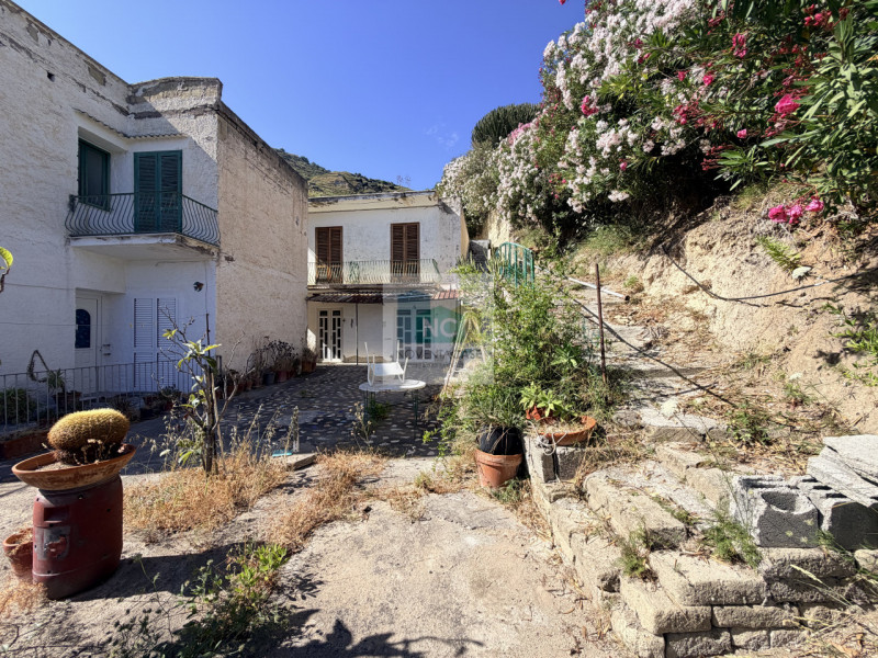 Nel cuore di Sant'Angelo, una delle località più affascinanti dell'isola d'Ischia, proponiamo in ...