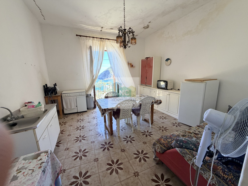 Nel cuore di Sant'Angelo, una delle località più affascinanti dell'isola d'Ischia, proponiamo in ...