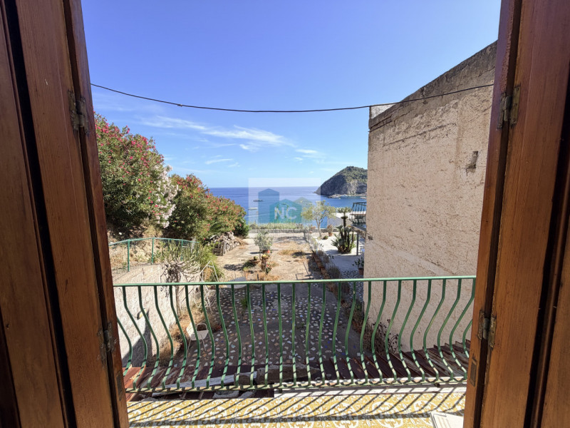 Nel cuore di Sant'Angelo, una delle località più affascinanti dell'isola d'Ischia, proponiamo in ...