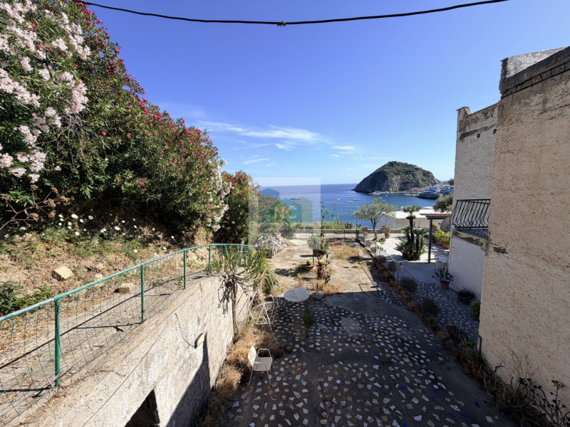 Nel cuore di Sant'Angelo, una delle località più affascinanti dell'isola d'Ischia, proponiamo in ...