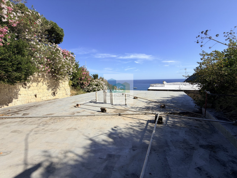 Nel cuore di Sant'Angelo, una delle località più affascinanti dell'isola d'Ischia, proponiamo in ...
