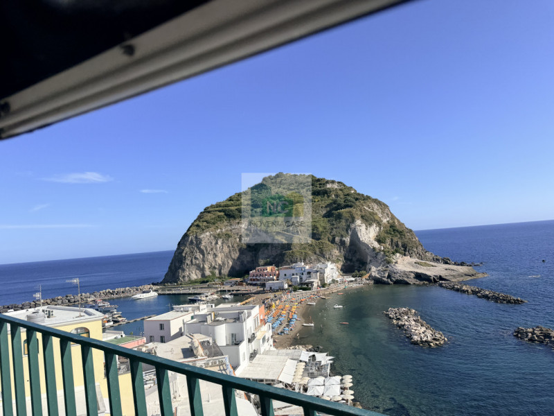 Nel cuore di Sant'Angelo, una delle località più affascinanti dell'isola d'Ischia, proponiamo in ...