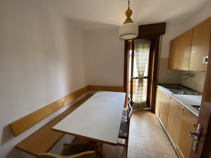 In posizione centralissima ad Asiago, a pochissimi passi dall'isola pedonale, proponiamo in vendi...