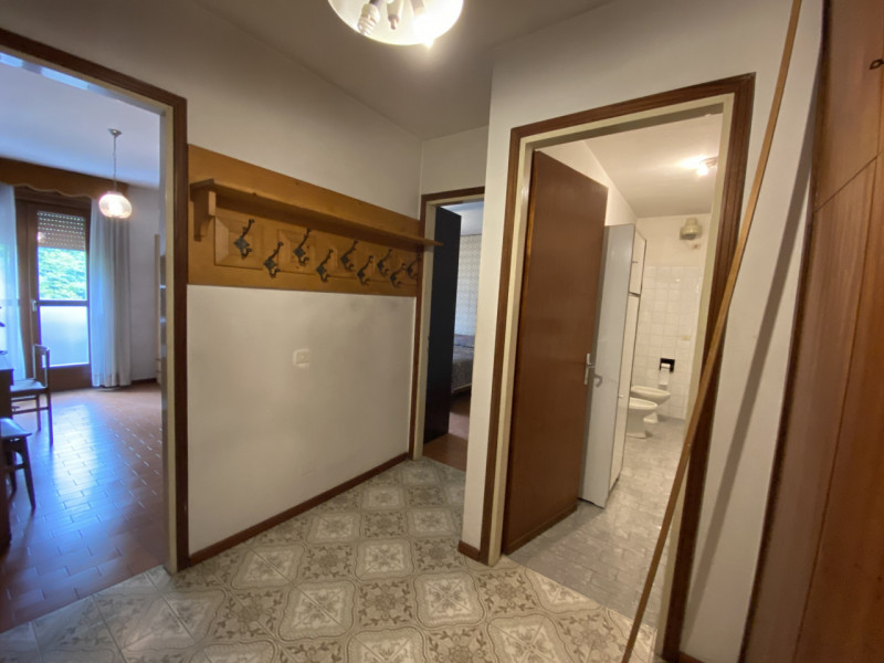 In posizione centralissima ad Asiago, a pochissimi passi dall'isola pedonale, proponiamo in vendi...