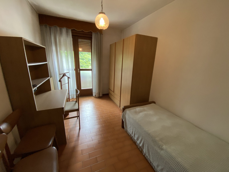 In posizione centralissima ad Asiago, a pochissimi passi dall'isola pedonale, proponiamo in vendi...