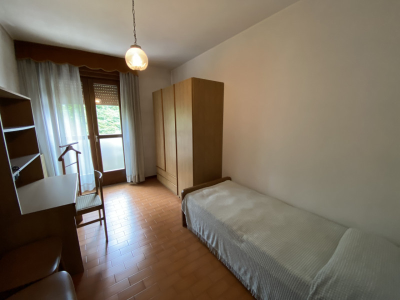 In posizione centralissima ad Asiago, a pochissimi passi dall'isola pedonale, proponiamo in vendi...