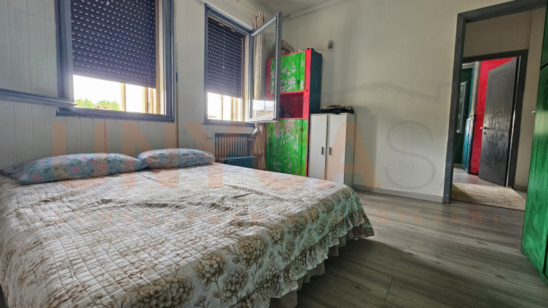 CHIESANUOVA: Proponiamo in vendita un ampio appartamento trilocale di 86 mq situato al secondo pi...