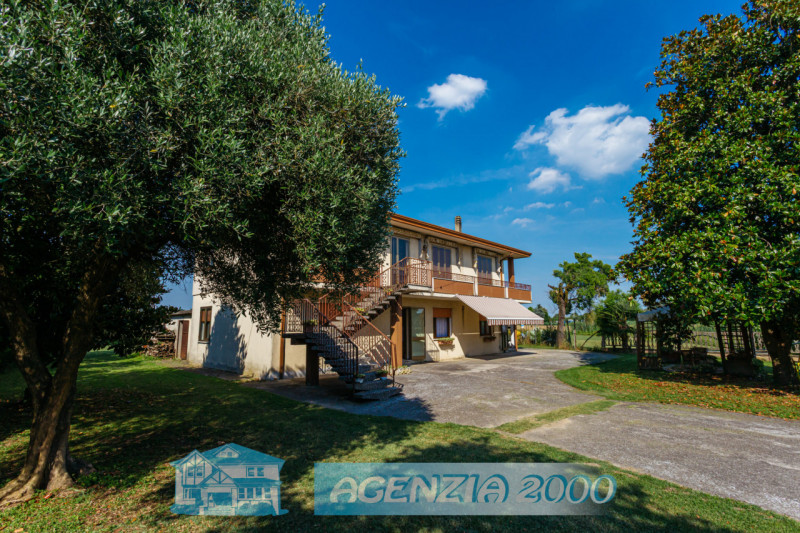 DUE ABITAZIONI IN UN'UNICA PROPRIETA', IMMERSA NELLA TRANQUILLITA' DELLA CAMPAGNA DI ARRE!!! CON ...