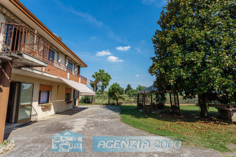 DUE ABITAZIONI IN UN'UNICA PROPRIETA', IMMERSA NELLA TRANQUILLITA' DELLA CAMPAGNA DI ARRE!!! CON ...