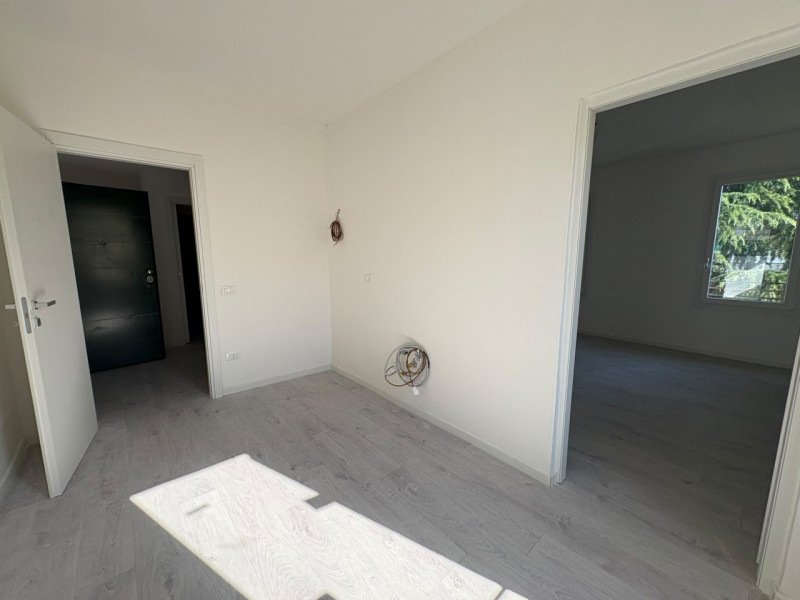 In centro a Pontevigodarzere proponiamo una soluzione all'ultimo piano su fabbricato di sole tre ...