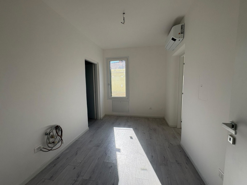 In centro a Pontevigodarzere proponiamo una soluzione all'ultimo piano su fabbricato di sole tre ...