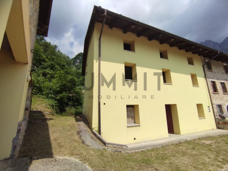 VALLI DEL PASUBIO - Sant'Antonio: CASA indipendente di ampia metratura, al grezzo, con terreno di...