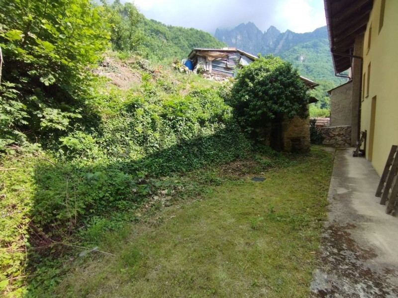 VALLI DEL PASUBIO - Sant'Antonio: CASA indipendente di ampia metratura, al grezzo, con terreno di...