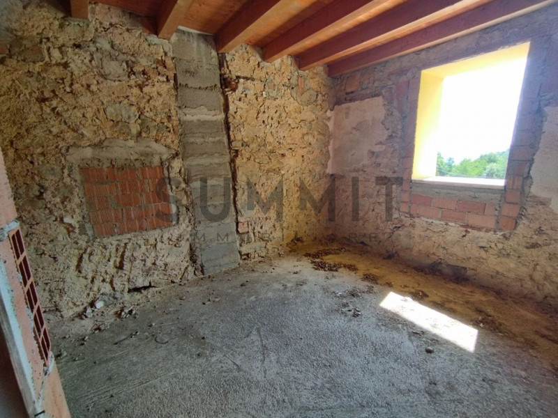 VALLI DEL PASUBIO - Sant'Antonio: CASA indipendente di ampia metratura, al grezzo, con terreno di...