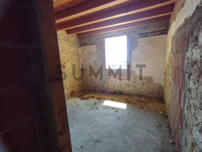 VALLI DEL PASUBIO - Sant'Antonio: CASA indipendente di ampia metratura, al grezzo, con terreno di...