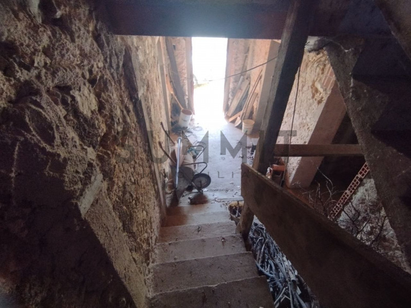 VALLI DEL PASUBIO - Sant'Antonio: CASA indipendente di ampia metratura, al grezzo, con terreno di...