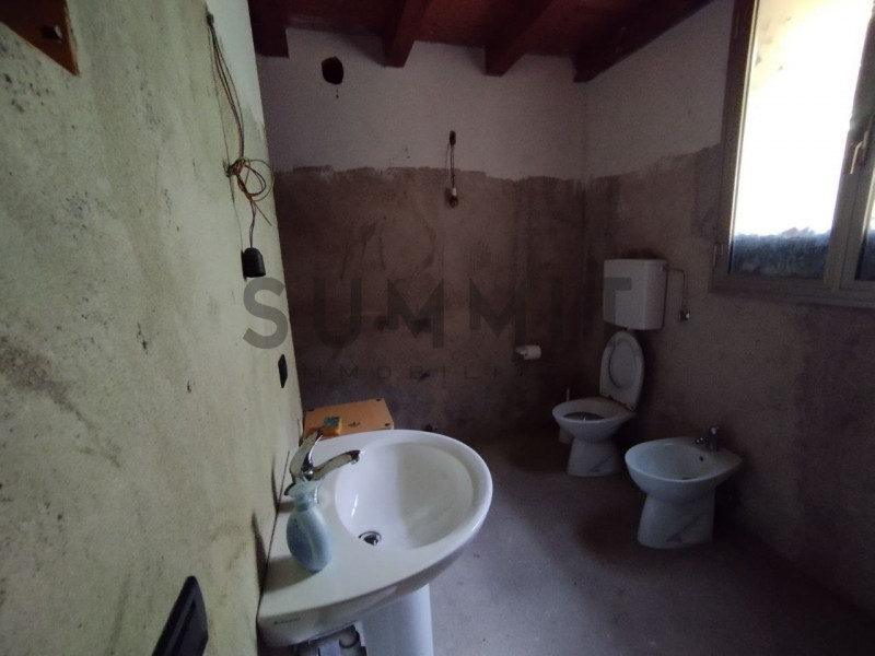 VALLI DEL PASUBIO - Sant'Antonio: CASA indipendente di ampia metratura, al grezzo, con terreno di...