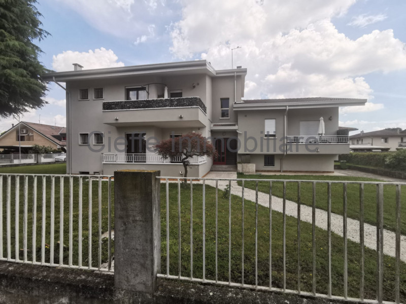 Porzione di trifamiliare in affitto, situata in zona residenziale. Questa proprietà al piano terr...