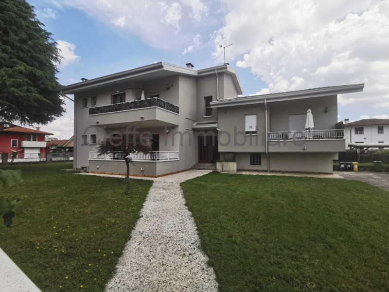 Porzione di trifamiliare in affitto, situata in zona residenziale. Questa proprietà al piano terr...