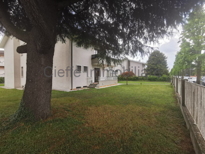 Porzione di trifamiliare in affitto, situata in zona residenziale. Questa proprietà al piano terr...