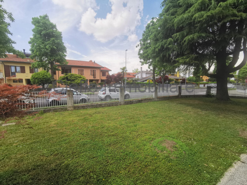 Porzione di trifamiliare in affitto, situata in zona residenziale. Questa proprietà al piano terr...