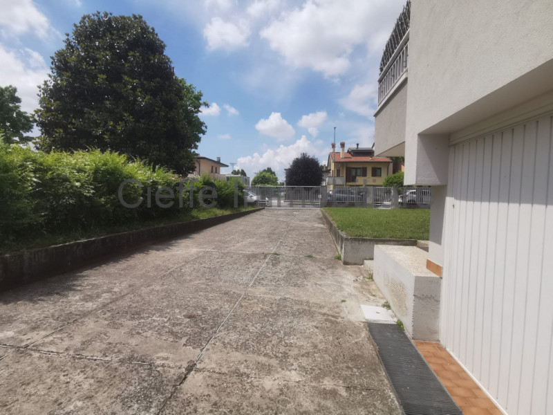 Porzione di trifamiliare in affitto, situata in zona residenziale. Questa proprietà al piano terr...
