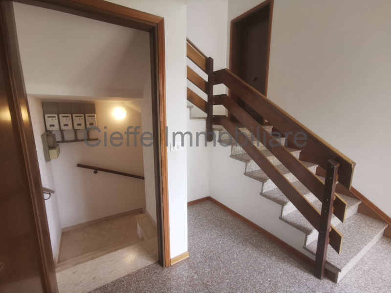 Porzione di trifamiliare in affitto, situata in zona residenziale. Questa proprietà al piano terr...