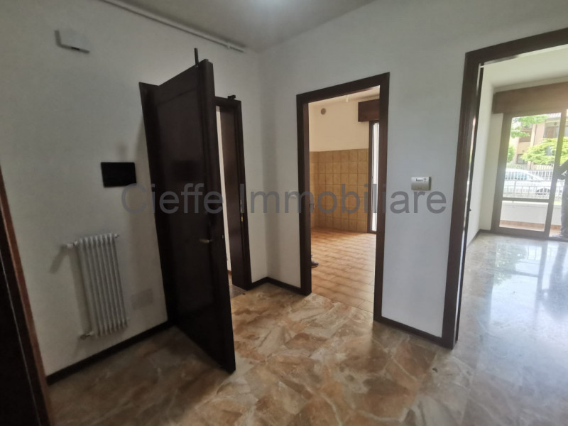 Porzione di trifamiliare in affitto, situata in zona residenziale. Questa proprietà al piano terr...