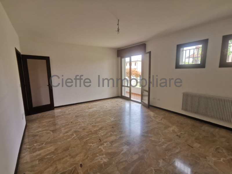 Porzione di trifamiliare in affitto, situata in zona residenziale. Questa proprietà al piano terr...