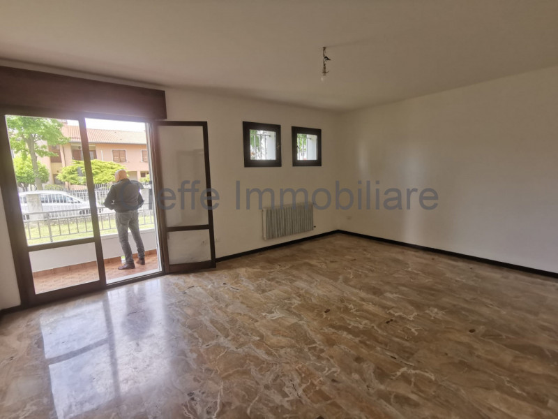 Porzione di trifamiliare in affitto, situata in zona residenziale. Questa proprietà al piano terr...