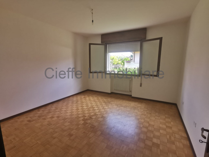 Porzione di trifamiliare in affitto, situata in zona residenziale. Questa proprietà al piano terr...
