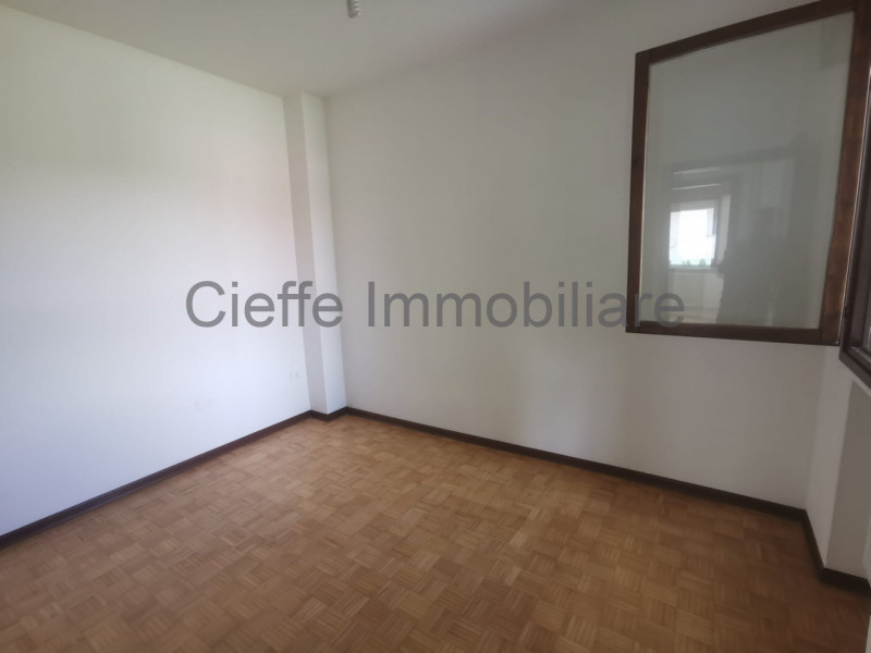 Porzione di trifamiliare in affitto, situata in zona residenziale. Questa proprietà al piano terr...