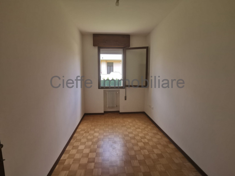 Porzione di trifamiliare in affitto, situata in zona residenziale. Questa proprietà al piano terr...