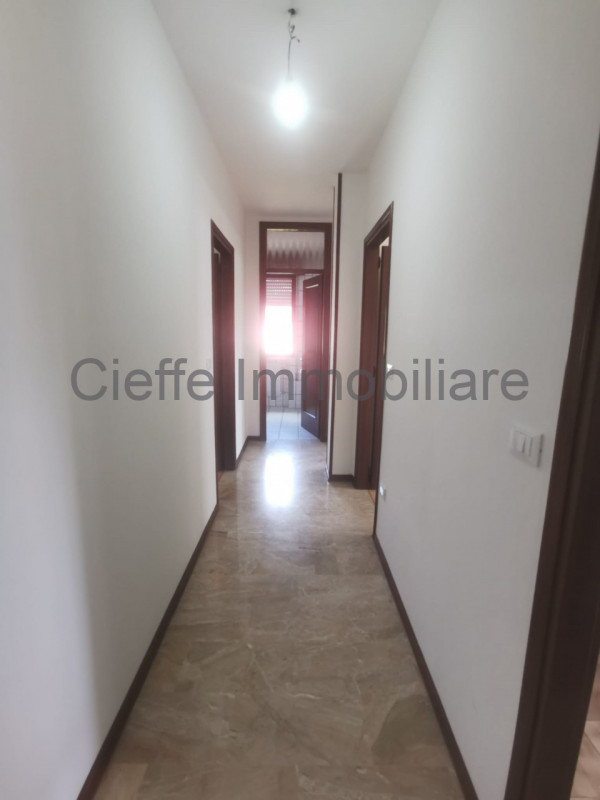 Porzione di trifamiliare in affitto, situata in zona residenziale. Questa proprietà al piano terr...