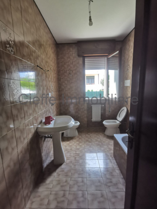 Porzione di trifamiliare in affitto, situata in zona residenziale. Questa proprietà al piano terr...