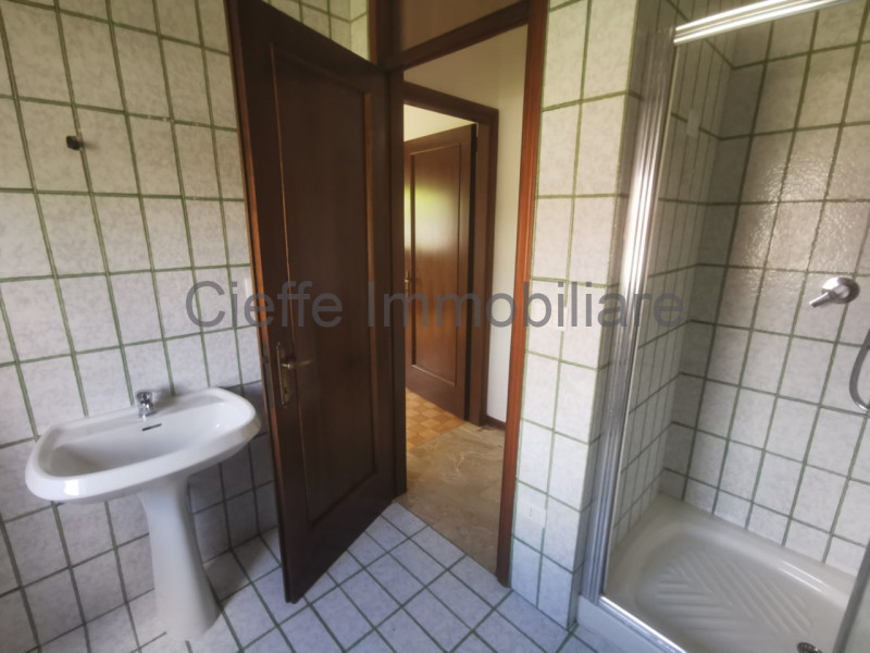 Porzione di trifamiliare in affitto, situata in zona residenziale. Questa proprietà al piano terr...
