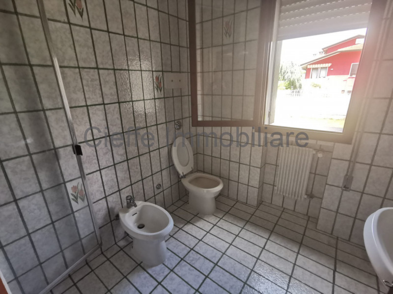 Porzione di trifamiliare in affitto, situata in zona residenziale. Questa proprietà al piano terr...