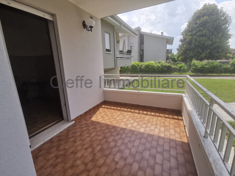 Porzione di trifamiliare in affitto, situata in zona residenziale. Questa proprietà al piano terr...