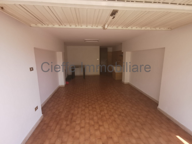 Porzione di trifamiliare in affitto, situata in zona residenziale. Questa proprietà al piano terr...
