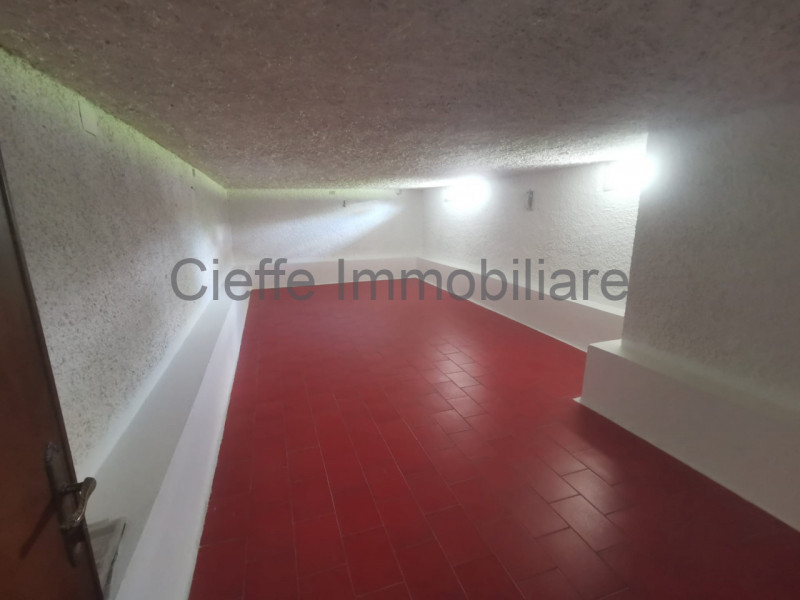 Porzione di trifamiliare in affitto, situata in zona residenziale. Questa proprietà al piano terr...