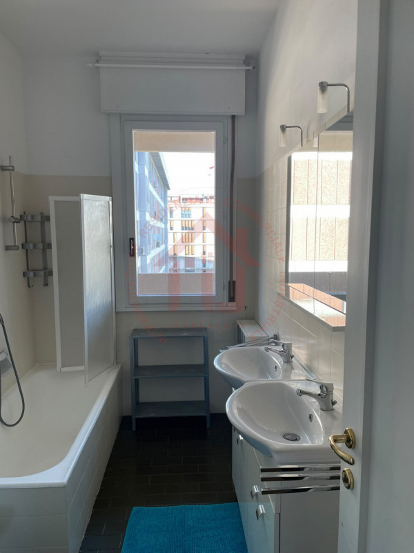 RIF: FR034 PADOVA CENTRO Proponiamo in vendita appartamento tricamere posto al sesto piano, servi...