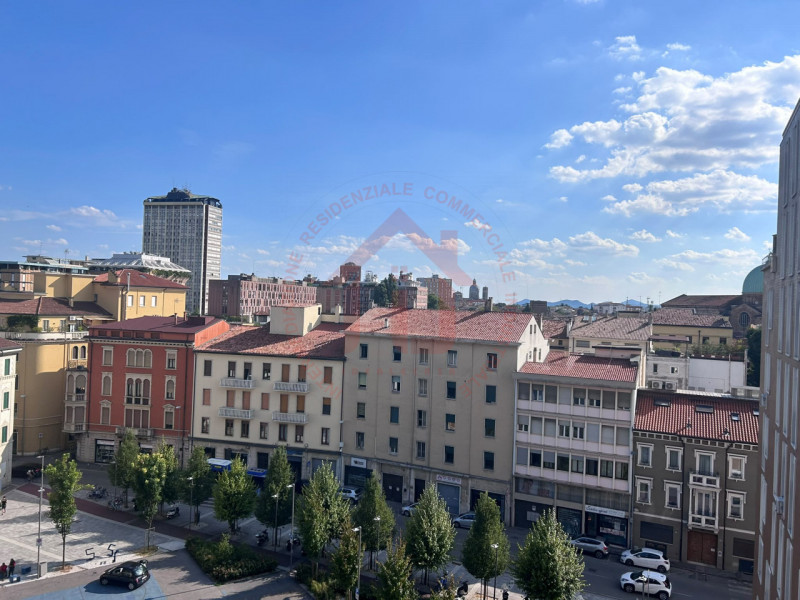RIF: FR034 PADOVA CENTRO Proponiamo in vendita appartamento tricamere posto al sesto piano, servi...